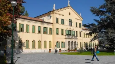 Il municipio di Favaro in piazza Pastrello