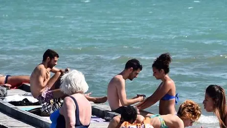 DE POLO - DINO TOMMASELLA - JESOLO - GENTE IN SPIAGGIA E PRIMI OMBRELLONI APERTI