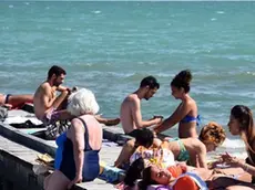 DE POLO - DINO TOMMASELLA - JESOLO - GENTE IN SPIAGGIA E PRIMI OMBRELLONI APERTI