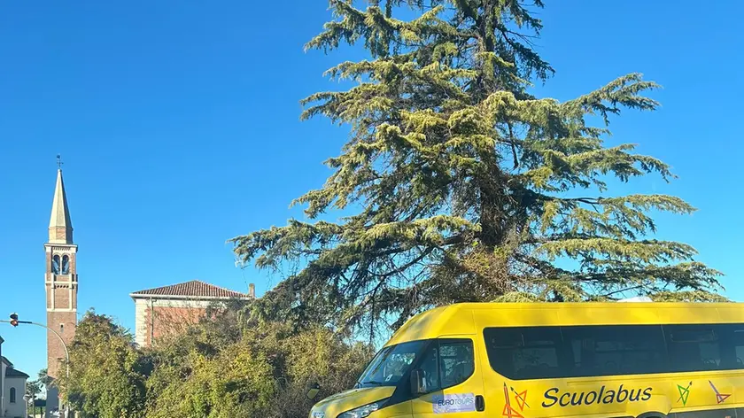 Lo scuolabus fermo a Giussago