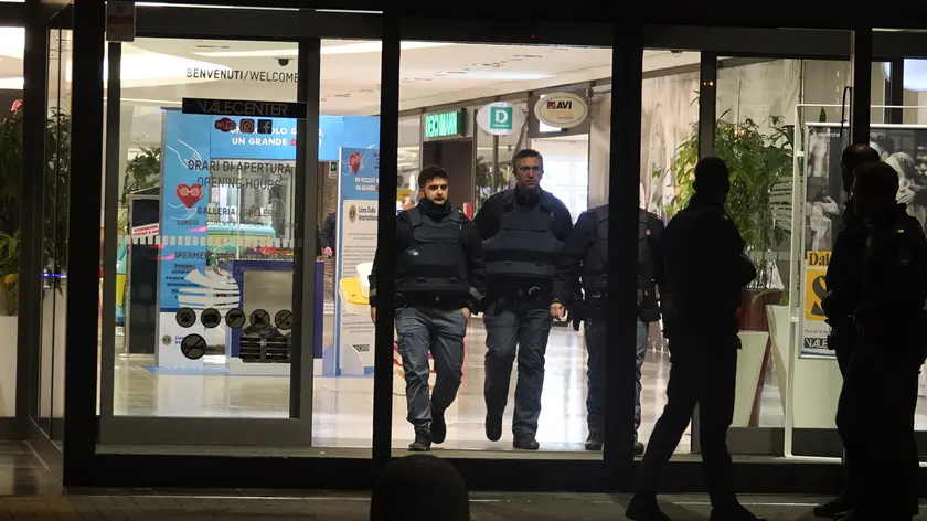 Investigatori al Valecenter dopo la rapina (foto Agenzia Pòrcile)