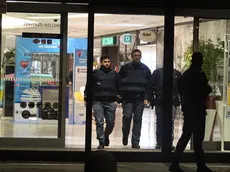 Investigatori al Valecenter dopo la rapina (foto Agenzia Pòrcile)