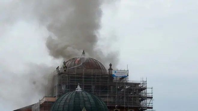 Interpress/Mazzega Morsego Venezia, 30.04.2014.- Incendio all'Hotel Excelsior del Lido di Venezia.- Nella foto Vigili del fuoco sulla cupola per domare l'incendio.-