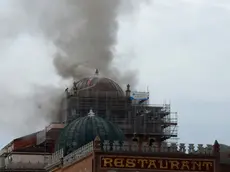 Interpress/Mazzega Morsego Venezia, 30.04.2014.- Incendio all'Hotel Excelsior del Lido di Venezia.- Nella foto Vigili del fuoco sulla cupola per domare l'incendio.-