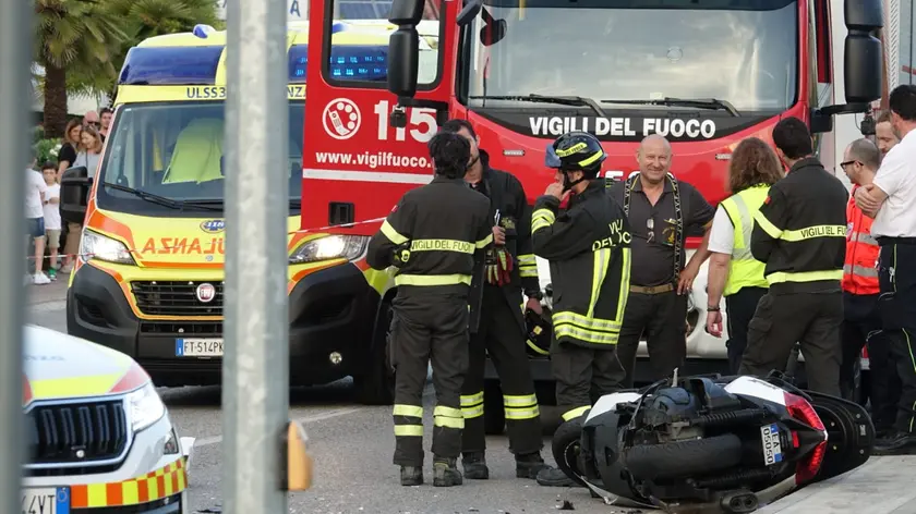 I primi soccorsi sul luogo dell'incidente e la moto a terra (fotoservizio Zaffaina/Pòrcile)