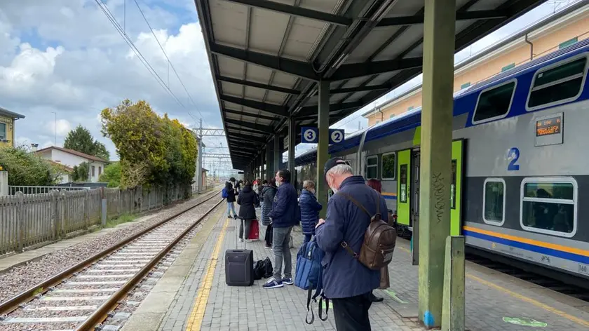 Viaggiatori bloccati in stazione a San Donà’ a causa dell’incidente mortale sulla linea