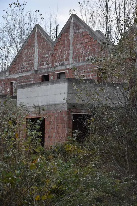 COLUCCI - DINO TOMMASELLA - CAORLE - INCHIESTA "TERME DI CAORLE" - L'AREA INTERESSATA AL PROGETTO TERME LUNGO LA VIA TARGHETE - LE CASE ABBANDONATE E GLI ATTUALI ORTI ESISTENTI -