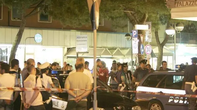 F.GAVAGNIN JESOLO PIAZZA MAZZINI ALLARME UNABOMBER ..ORE 11.30 CURIOSI E FORZE DELL'ORDINE