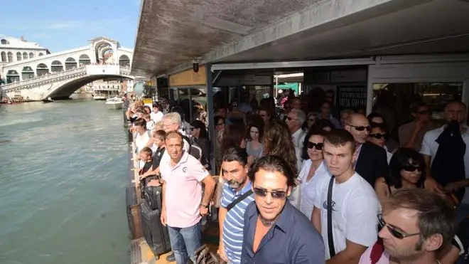 Pellicani Venezia 26.07.2011.- Imbarco differenziato per possessori dell'imob e non. Pontile actv linea 2 Rilato direzione Piazzale Roma. A sx i turisti a dx i veneziani.- Interpress Pellicani Venezia 26.07.2011.- Imbarco differenziato per possessori dell_imob e non. Pontile actv linea 2 Rilato direzione Piazzale Roma. - Interpress