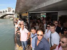 Pellicani Venezia 26.07.2011.- Imbarco differenziato per possessori dell'imob e non. Pontile actv linea 2 Rilato direzione Piazzale Roma. A sx i turisti a dx i veneziani.- Interpress Pellicani Venezia 26.07.2011.- Imbarco differenziato per possessori dell_imob e non. Pontile actv linea 2 Rilato direzione Piazzale Roma. - Interpress