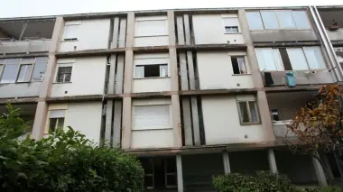 L’alloggio della famiglia Lazzarini a Favaro con le macchie di umido sul soffitto A sinistra le palazzine di via Monte Prabello