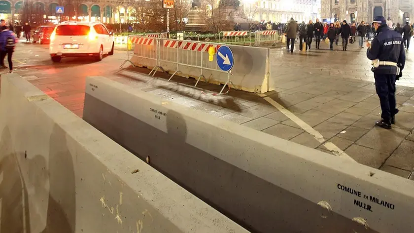 Posizionate in zona piazza Duomo a Milano le prime barriere per impedire l'accesso alla piazza e ai mercatini di eventuali mezzi di trasporto utilizzabili per atti di terrorismo, 21 dicembre 2016. .ANSA / MATTEO BAZZI