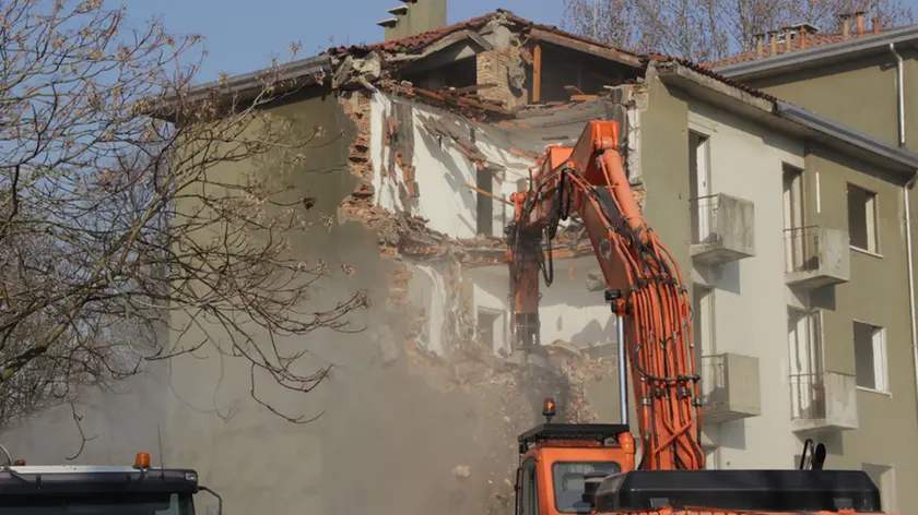 Abbattimento di un'altra palazzina alle Vaschette a Marghera alla presenza del sindaco Orsoni