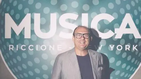 Tito Pinton davanti al logo della discoteca Musica di Riccione