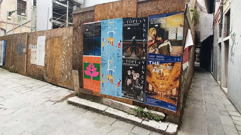 L’area dell’antico Sotoportego Leon Bianco con l’annesso campiello, ora ricoperta dai ponteggi del cantiere