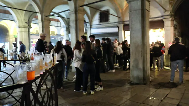 L’area dell’Erbaria una delle scorse sere, tra giovani e bicchieri di alcolici lasciati sulle ringhiere