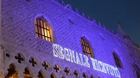 La comparsa sulla facciata del Palazzo Ducale, a Venezia, della scritta 'Segnale ricevuto' ha confermato la riuscita dell'esperimento dell'astrofisico Fabrizio Tamburini ieri sera, 24 giugno 2011. Onde radio sono state generate e lanciate dall'isola di san Giorgio verso Palazzo Ducale e qui hanno preso forma ottica e sonora. ANSA/ANDREA MEROLA