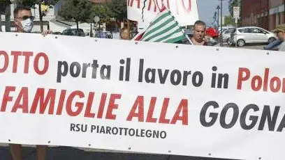 Una manifestazione dei lavoratori della Piarottolegno