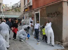 Interpress/Mazzega Morsego Venezia, 21.10.2012.- "Cleaning Day" Gruppo di cittadini veneziani che hanno a cuore il decoro della città, puliscono i muri e la pietra d'Istria.- Nella foto a San Leonardo Campiello Augusto Picutti già del Magazen.-