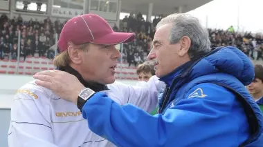 ABBRACCIO. Andrea Agostinelli ed Emiliano Mondonico prima della partita