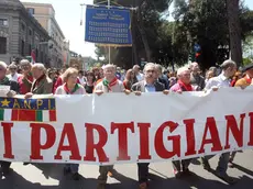 200080425 - ROMA - POL : CORTEO ROMA; ORGANIZZATORI, SIAMO QUARANTAMILA. Lo striscione dei partigiani dell'Anpi al corteo di Roma per il 63/o anniversario della Liberazione. CLAUDIO PERI / ANSA / PAL