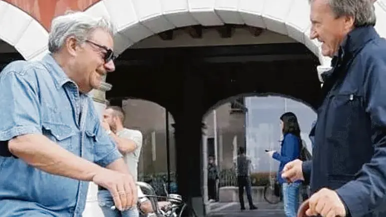 Un ciclista mentre spiega al sindaco che di lì si può passare. Ora è arrivata l'ordinanza che scollega le ciclabili