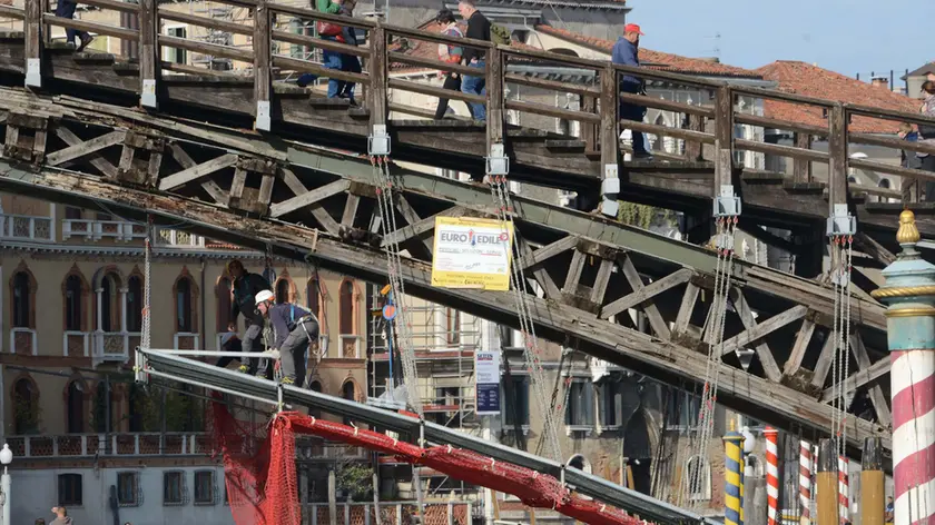 Lavori in corso al Ponte dell'Accademia
