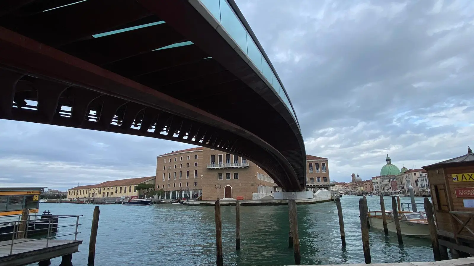 Canal Grande deserto all'altezza di Calatrava