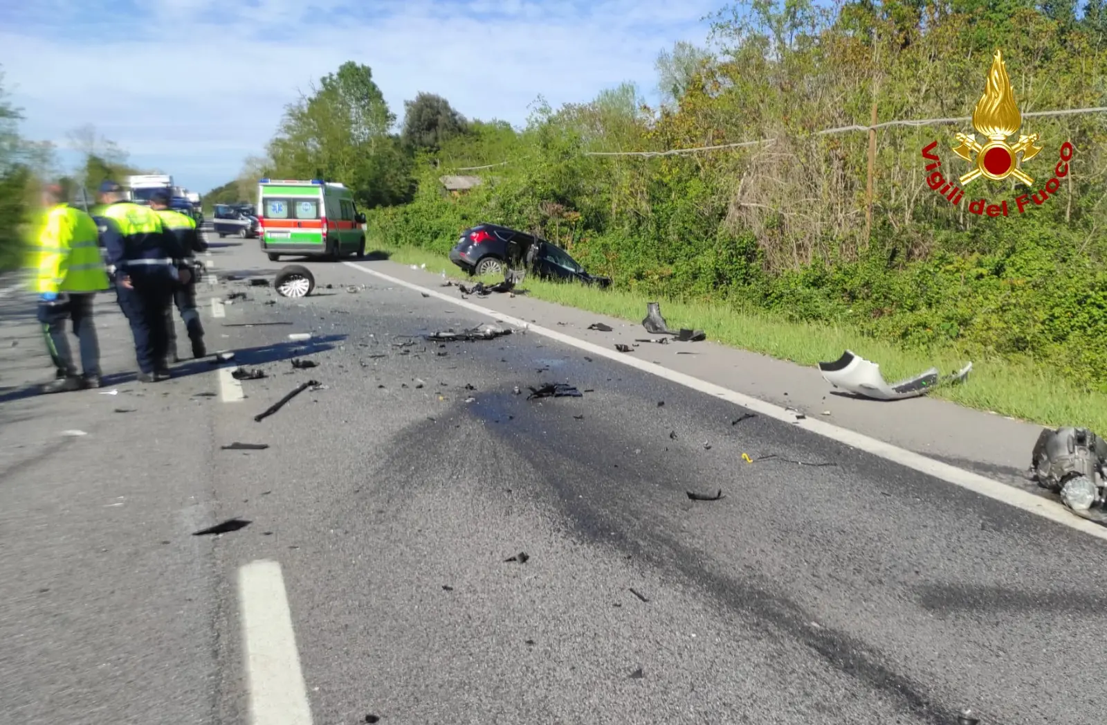 I soccorritori lungo la Romea disseminata di detriti delle auto