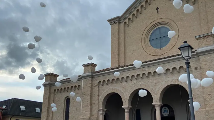 Il lancio dei palloncini al termine del funerale