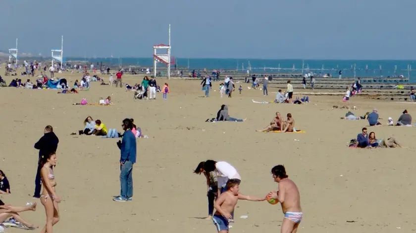 JESOLO LIDO - DINO TOMMASELLA - DE POLO - PRIME TINTARELLE E GENTE LUNGO LE STRADEIN PASSEGGIO