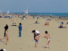 JESOLO LIDO - DINO TOMMASELLA - DE POLO - PRIME TINTARELLE E GENTE LUNGO LE STRADEIN PASSEGGIO