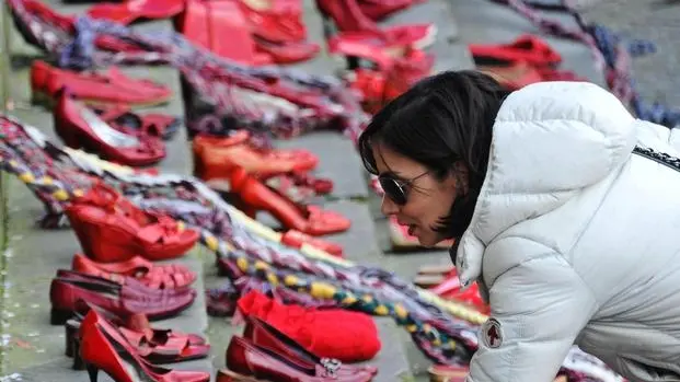 Scarpe rosse esposte in piazza SS. Annunziata in occasione dell'iniziativa 'Scarpe rosse, trecce e solidarieta' per dire no alla violenza sulle donne, Firenze, 8 marzo 2014. ANSA/MAURIZIO DEGL INNOCENTI