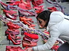 Scarpe rosse esposte in piazza SS. Annunziata in occasione dell'iniziativa 'Scarpe rosse, trecce e solidarieta' per dire no alla violenza sulle donne, Firenze, 8 marzo 2014. ANSA/MAURIZIO DEGL INNOCENTI