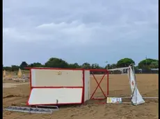 Una torretta di avvistamento per bagnini caduta