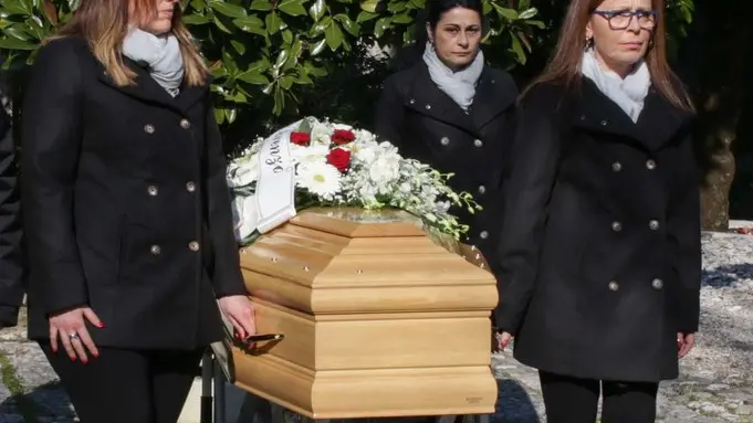 Foto Agenzia Candussi/ Morsego/ Mestre cimitero/ Funerale di Aligi Belloni: bara trasportata da sole donne