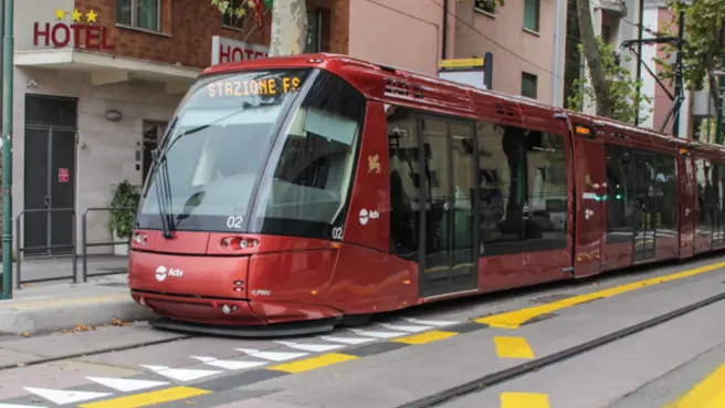 Nuova segnaletica stradale alla fine di via Cappuccina all'imbocco del sottopasso del tram, Mestre