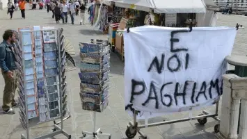 La protesta di ieri in Riva degli Schiavoni contro i vu’ cumprà