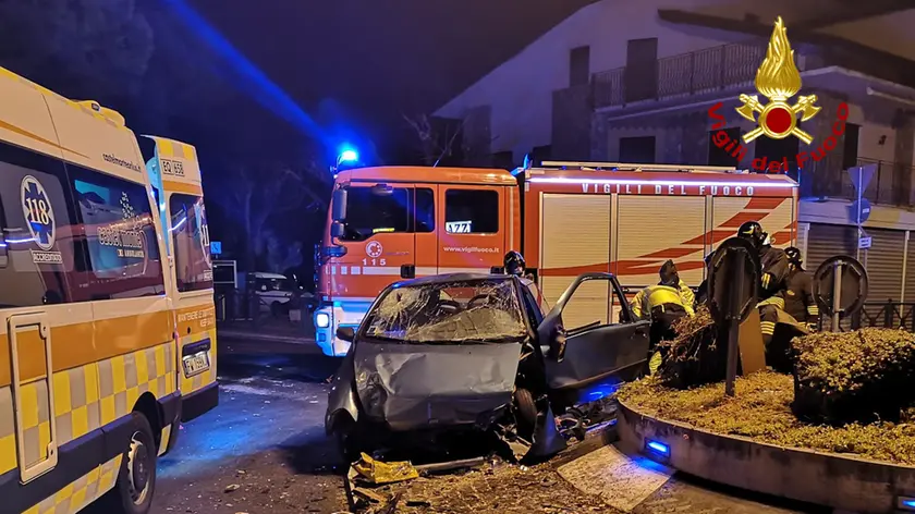 I resti dell'auto dopo l'incidente alla rotatoria di Ca' Savio