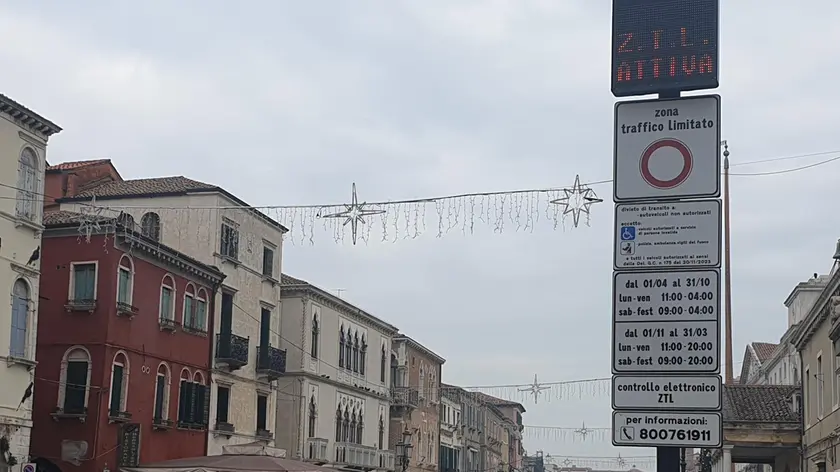 I varchi installati per la nuova Ztl in centro a Chioggia