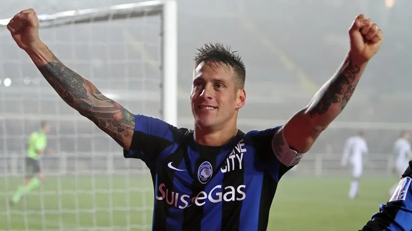 Atalanta striker German Denis celebrates after scoring hgis goal (1-1) during the match of Italian Serie A Atalanta Calcio vs Us Sassuolo at the 'Atleti Azzurri d'Italia' stadium at Bergamo, Jan. 30, 2016. ANSA/ PAOLO MAGNI