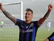 Atalanta striker German Denis celebrates after scoring hgis goal (1-1) during the match of Italian Serie A Atalanta Calcio vs Us Sassuolo at the 'Atleti Azzurri d'Italia' stadium at Bergamo, Jan. 30, 2016. ANSA/ PAOLO MAGNI