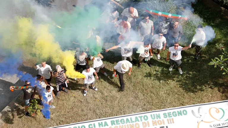 agenzia candussi, giornalista scattolin. cori ultras per Michael Groppello sotto la sua abitazione in via Palladio Marghera