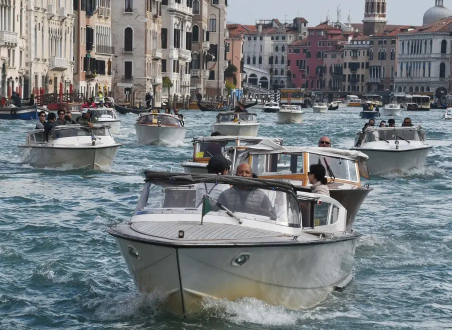 Interpress/M.Tagliapietra Venezia 25.10.2018.- Traffico di taxi in Canal Grande , Rialto.