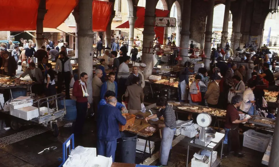 Interpress/Tagliapietra venezia 05.12.2016.- Banchi in pescheria di Rialto nell'anno 1982.