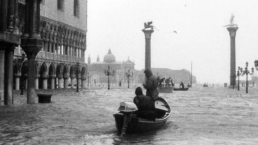 Lo sguardo assorto, incredulo, di uno storico, Frederic Lane, profondo conoscitore della 'Serenissima', che dalla finestra di una pensione contempla la città immersa nell'acqua. E' una delle immagini offerte dalla mostra "Venezia 1966-2016. Dall'emergenza al recupero del patrimonio culturale. Storie e immagini dagli archivi della città", organizzata nel cinquantennale dell'alluvione del 4 novembre 1966 dall'Archivio di Stato di Venezia, dalla.Biblioteca Nazionale Marciana e dal Comune di Venezia. La mostra, realizzata a cura di Alessandra Schiavon, è allestita nelle Sale monumentali della Biblioteca Nazionale Marciana fino al 27 novembre e presenta documenti e fotografie provenienti da diversi archivi pubblici, 28 ottobre 2016. ANSA/UFFICIO STAMPA ++ NO SALES, EDITORIAL USE ONLY ++