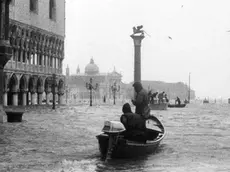 Lo sguardo assorto, incredulo, di uno storico, Frederic Lane, profondo conoscitore della 'Serenissima', che dalla finestra di una pensione contempla la città immersa nell'acqua. E' una delle immagini offerte dalla mostra "Venezia 1966-2016. Dall'emergenza al recupero del patrimonio culturale. Storie e immagini dagli archivi della città", organizzata nel cinquantennale dell'alluvione del 4 novembre 1966 dall'Archivio di Stato di Venezia, dalla.Biblioteca Nazionale Marciana e dal Comune di Venezia. La mostra, realizzata a cura di Alessandra Schiavon, è allestita nelle Sale monumentali della Biblioteca Nazionale Marciana fino al 27 novembre e presenta documenti e fotografie provenienti da diversi archivi pubblici, 28 ottobre 2016. ANSA/UFFICIO STAMPA ++ NO SALES, EDITORIAL USE ONLY ++