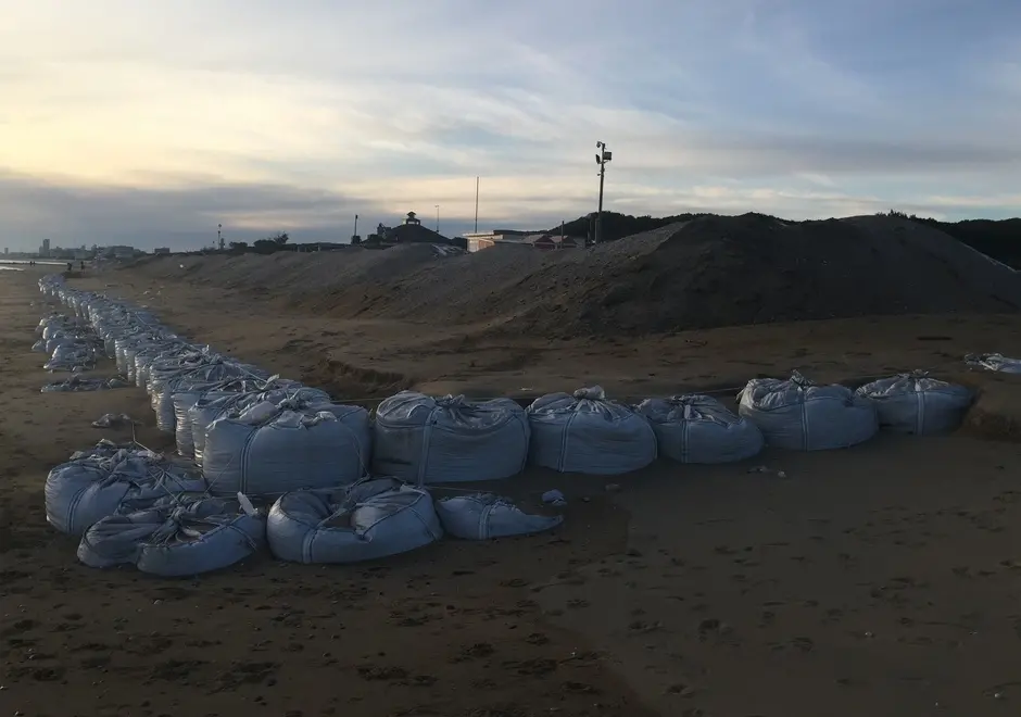 I sacchi di protezione non hanno salvato la spiaggia