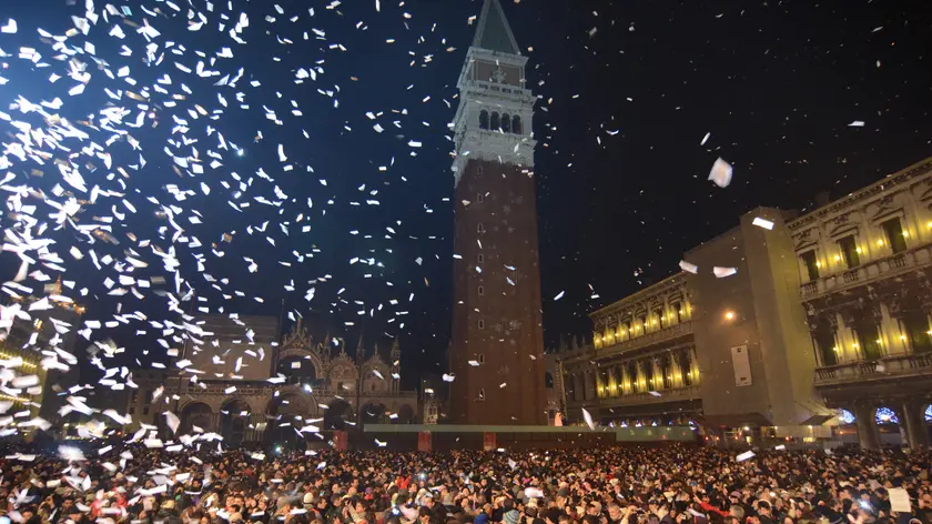 Una pioggia di coriandoli sparata su piazza San Marco allo scoccare della mezzanotte di ieri, 31 dicembre 2010. ANSA / ANDREA MEROLA