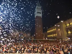 Una pioggia di coriandoli sparata su piazza San Marco allo scoccare della mezzanotte di ieri, 31 dicembre 2010. ANSA / ANDREA MEROLA